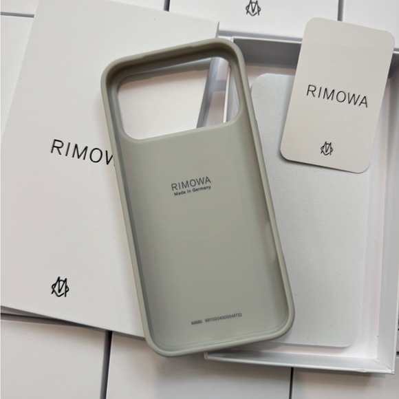 Rimowa iPhone case Aluminum iPhone 17 pro Max - Picture 2 of 8